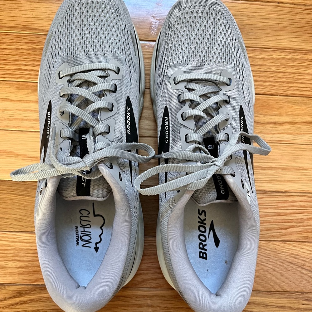 Brooks Men's Light Gray Athletic Shoes